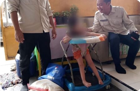 TRC Dinsos Jember Sigap Bantu Giana, Bocah Difabel yang Baru Pulang Dirawat di Rumah Sakit